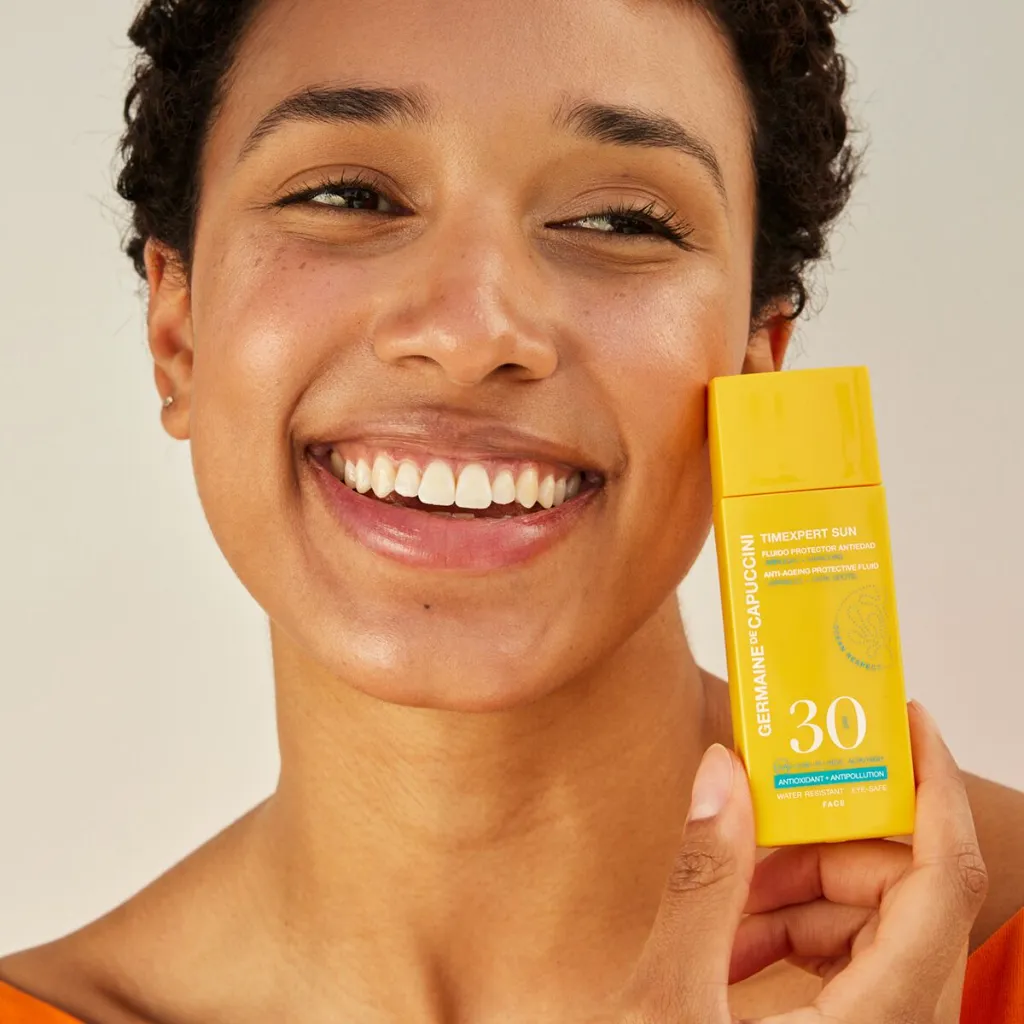 Small-360010_Anti-ageingProtectiveFluid_SPF30_03.webp